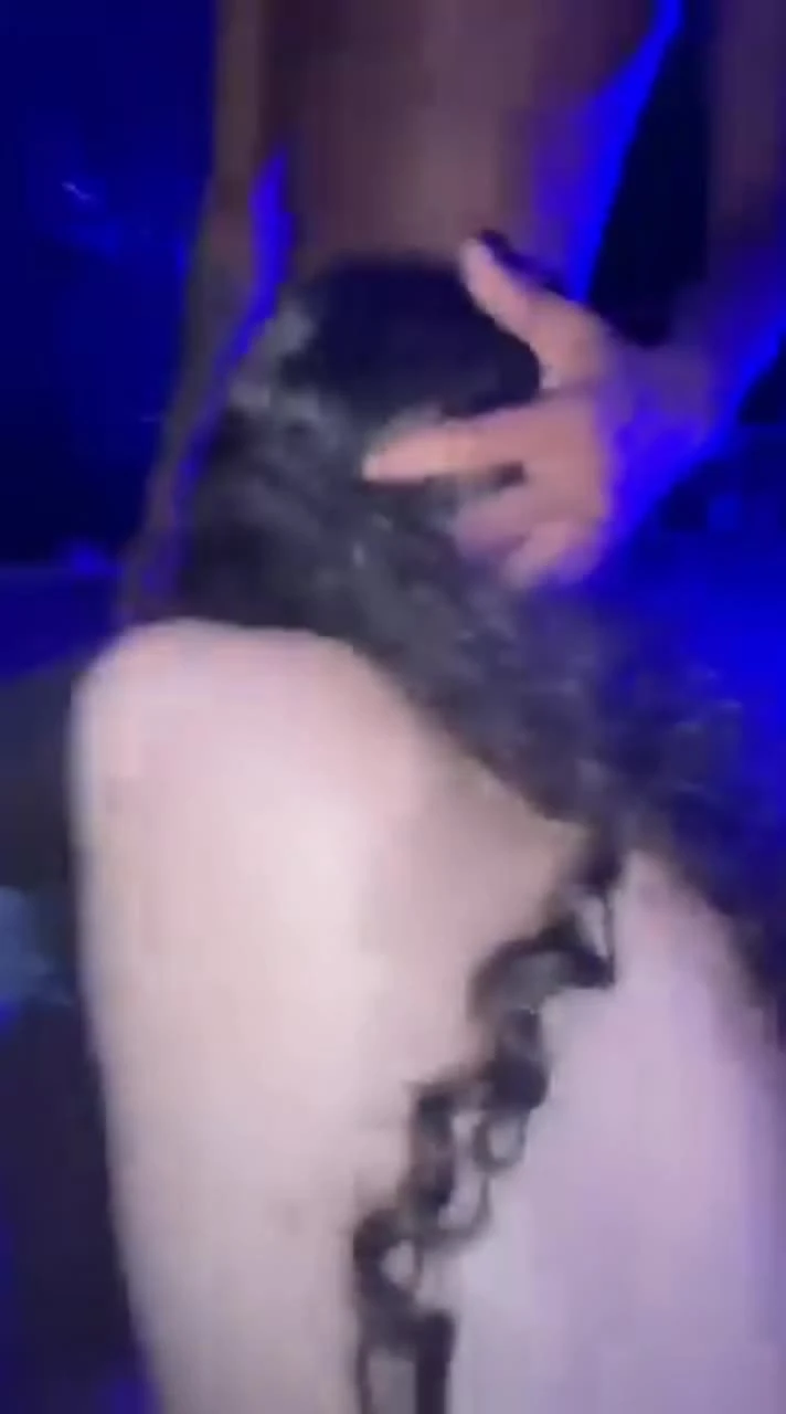 Novinha se divertindo com a gurizada depois do baile funk