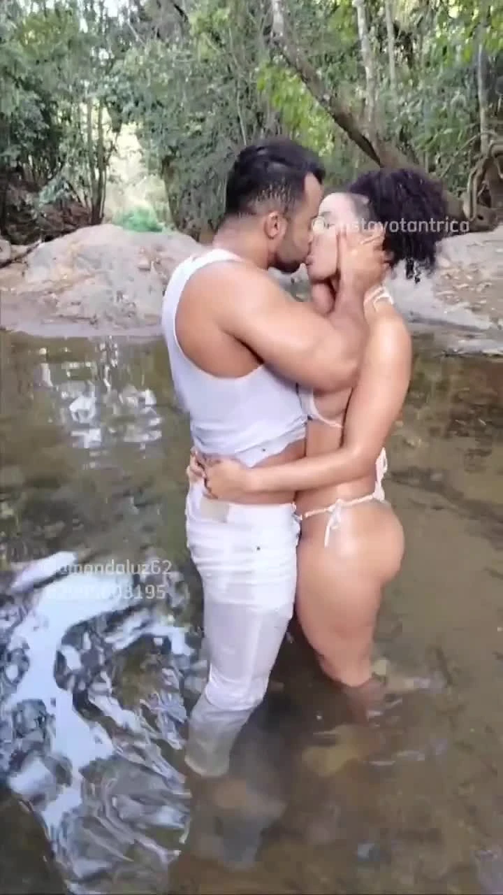 Amanda Luz se divertindo toda soltinha no rio