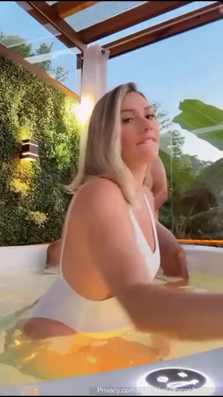 Dani Coelhinha fazendo o 69, com aquele rebolado esperto e de quatro, arrasando!