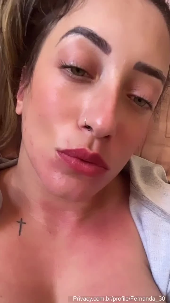 Loira gostosa, Fernanda Pinheiro, mandando ver e rebolando com o brother