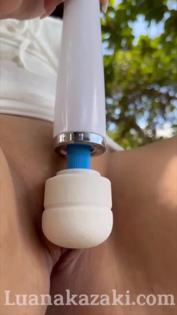 Luana Kazaki, toda ousada, se divertindo sozinha na beira da estrada