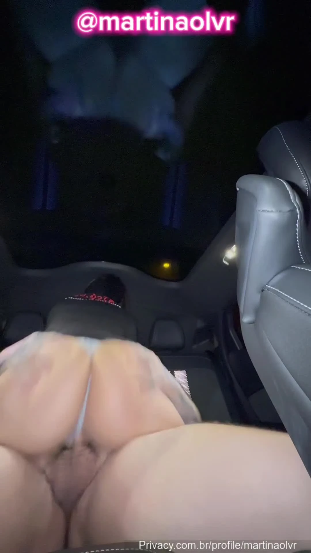 Martina, toda excitada, não para de se remexer no carro
