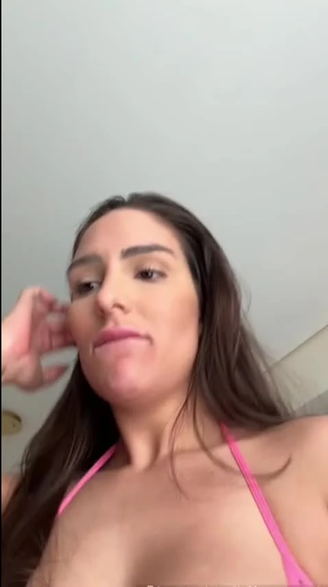 Mariana Casaroto, uma influencer do OnlyFans, mostrando seu corpo e fudendo gostoso explicito