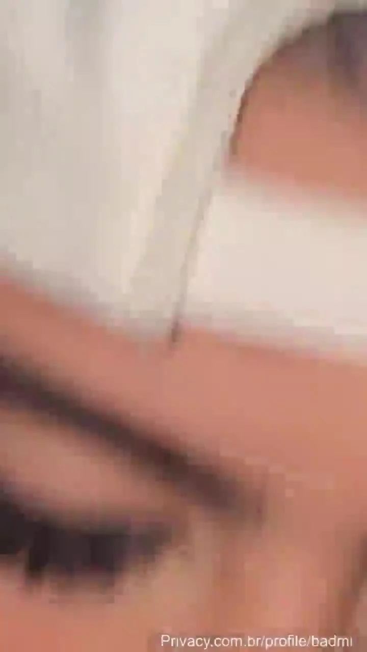 Pretinha travessa de classe baixa se divertindo à beça