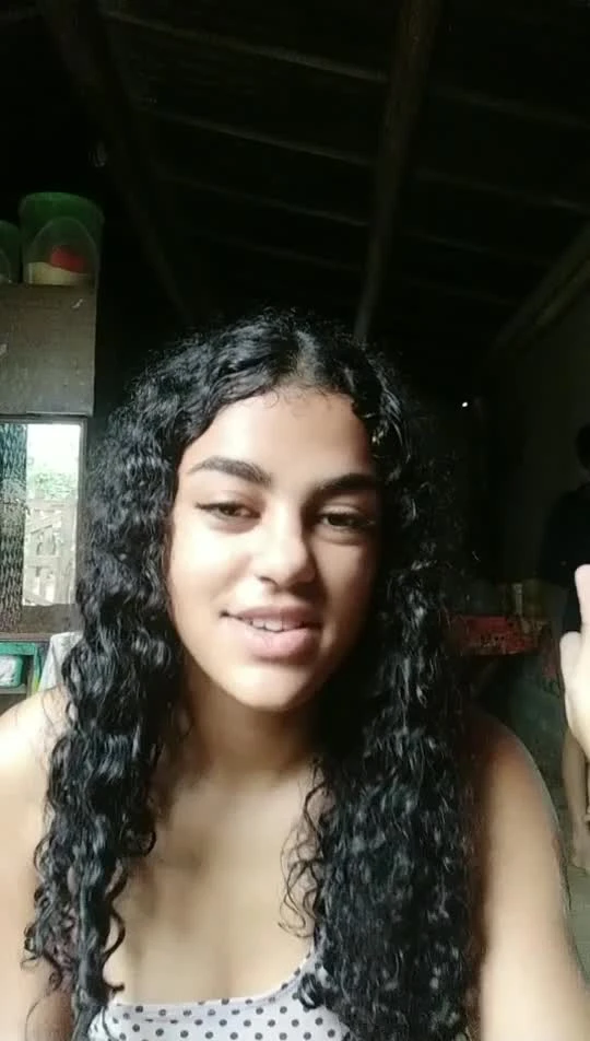 Raylla Venturxs, uma jovem do Facebook, foi pega nua pelo irmão