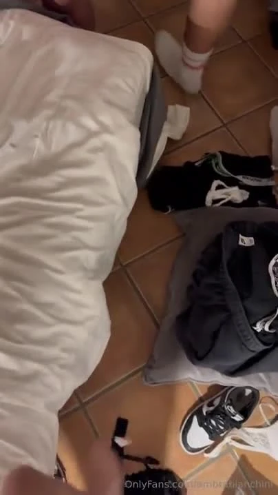 Orgia Paolina e Ambra transando com diversos amigos