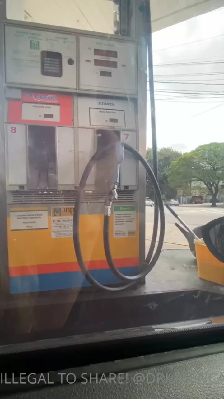 Adriana Alencar se satisfaz no carro em um posto de gasolina