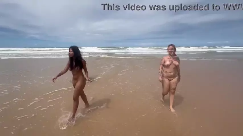 Aquele casal fazendo um swap bem legal na praia durante o feriado