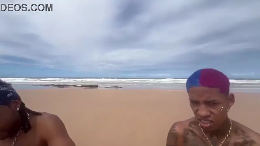 Aquele casal trocando carícias na praia durante o feriado