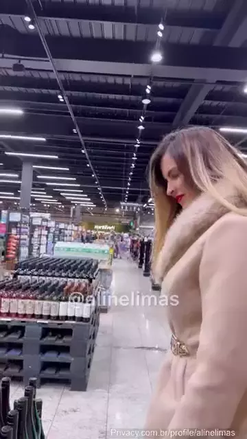 Aline Limas dando uma de espontânea e mostrando tudo no mercado