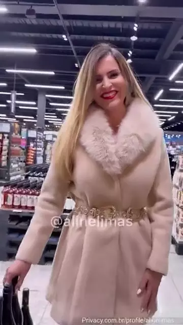 Aline Limas dando uma de espontânea e mostrando tudo no mercado