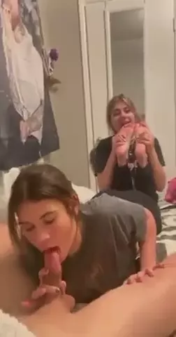 Dando uma chupadinha nos pezinhos da amiga enquanto ela tá se divertindo com um boquete