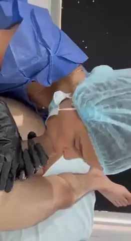 Esteticista ousada foi flagrada na internet dando uma mamada no membro do cliente