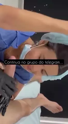 Esteticista ousada foi flagrada na internet dando uma mamada no membro do cliente