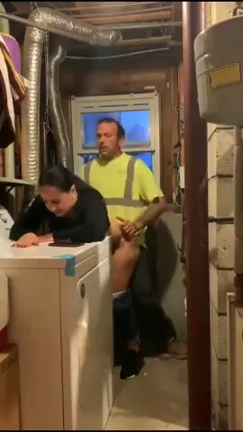 Mulher casada é pega em flagrante transando com pedreiro na lavanderia