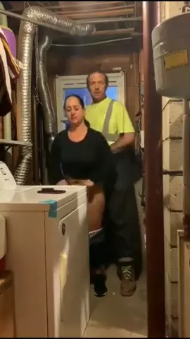 Mulher casada é pega em flagrante transando com pedreiro na lavanderia