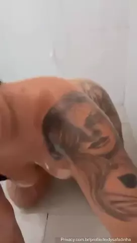 Leidy Safadinha se exibindo nua no chuveiro exibindo sua bela forma