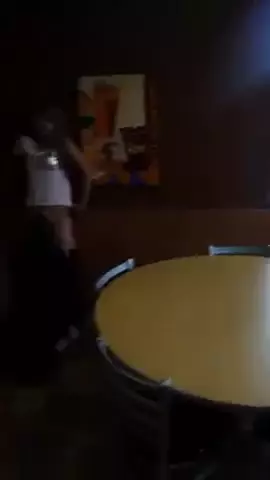 Lésbicas no fast food se divertindo e se amando à vontade
