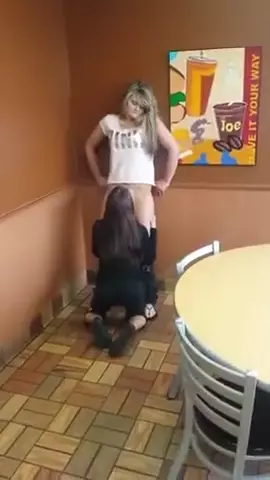 Lésbicas no fast food se divertindo e se amando à vontade