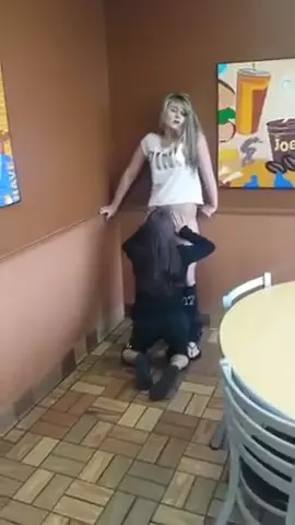 Lésbicas no fast food se divertindo e se amando à vontade