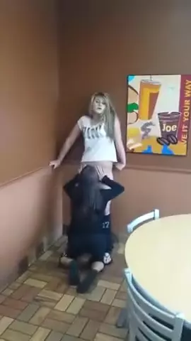Lésbicas no fast food se divertindo e se amando à vontade