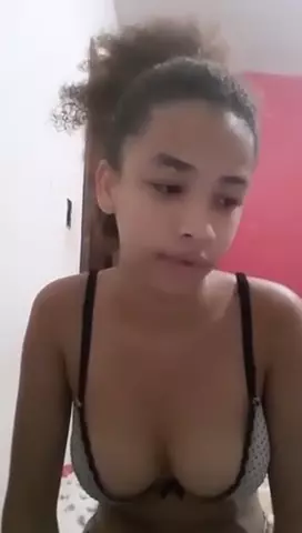 Mulher nova do Rio se exibindo ao vivo sem roupa em vídeos de conteúdo adulto