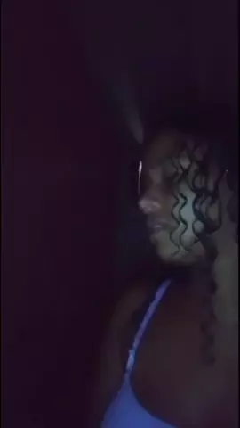 Garota nova e atraente provocando o irmão ao ficar completamente nua