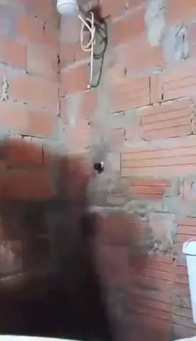 Novinha da comunidade tomando banho e se exibindo sem roupa na transmissão ao vivo
