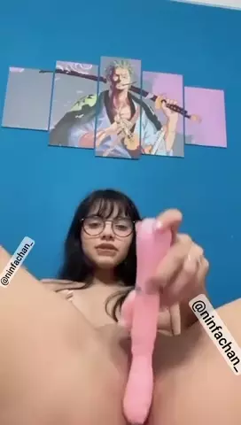 Menininha se deliciando com a masturbação na sua bucetinha linda e rosada