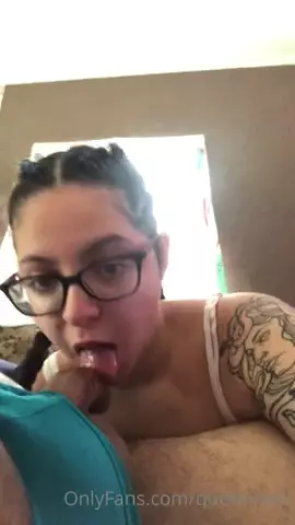 QueenMah fazendo um oral em seu marido de sorte