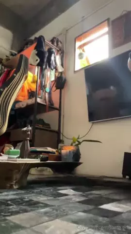 Novinha top exibindo sua bunda empinadinha perfeita