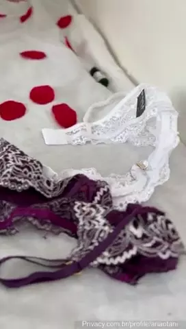Trans penetrando a buceta da Ale Gaúcha que está de quatro toda sensual