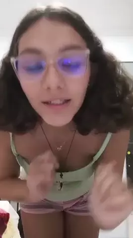 Menininha gostosa fazendo live, se tocando e se exibindo pelada