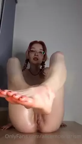 Alice Moon aparecendo sem roupa exibindo os pés lindos 