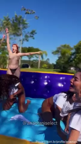 Ana Otani e suas amigas se divertindo no futebol de sabão e fazendo a festa