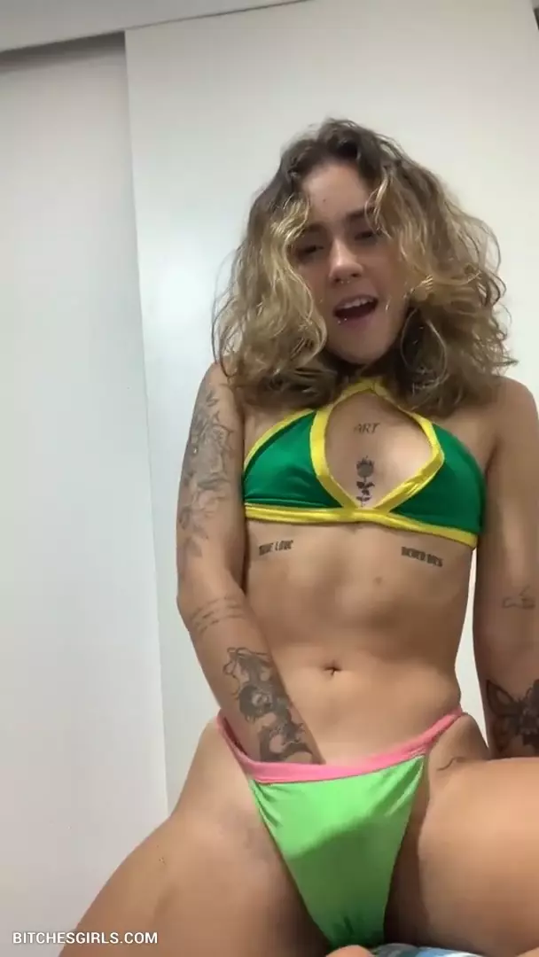 A loirinha paulista Bruna Rios, uma garota jovem do Brasil, coloca a mão dentro da calcinha e se satisfaz