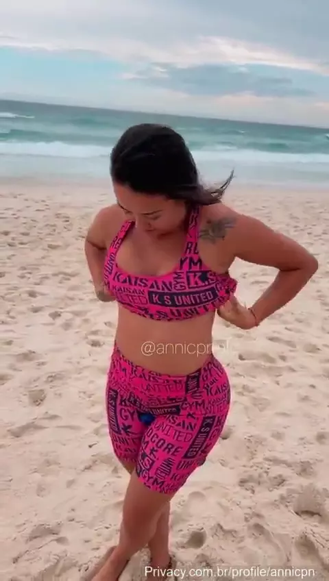 Annicpn mostrando as teta enquanto se troca na praia