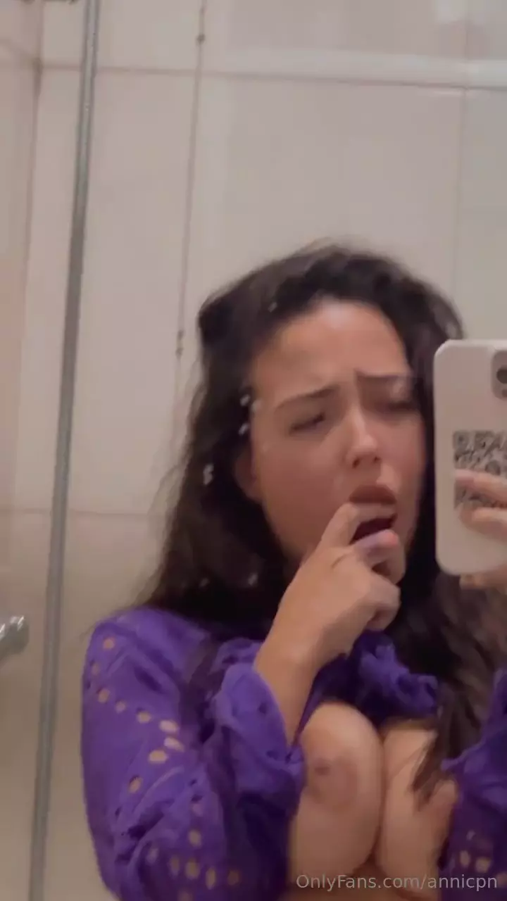 Annicpn gravou um vídeo caseiro mostrando seus peitão no espelho e ele acabou vazando