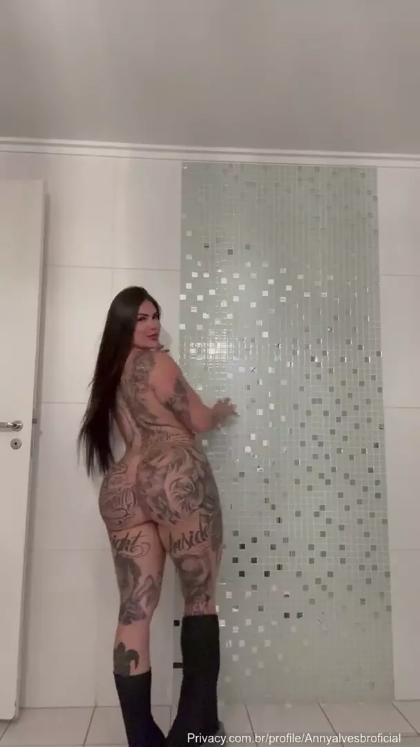 Anny Alves sensualizando com um show de tirar a roupa e mostrando sua arte nas tatuagens