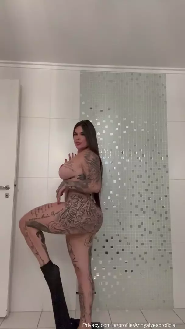 Anny Alves sensualizando e mostrando suas tatuagens enquanto dança