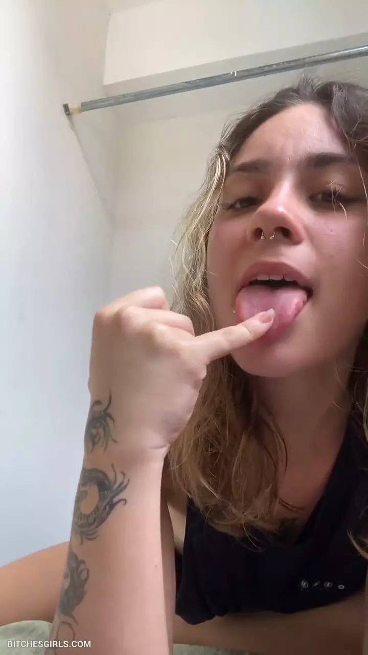 A jovem brasileira Bruna Rios usando uma calcinha transparente exibindo sua bucetinha