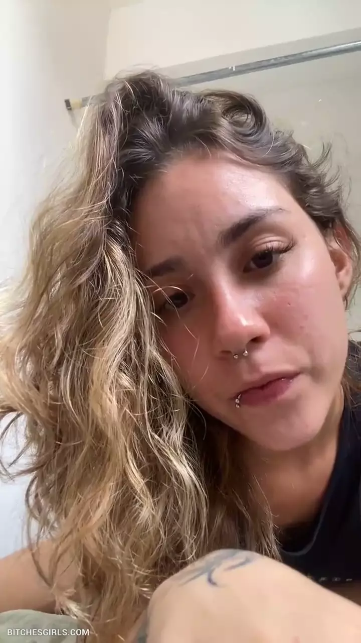 A garota brasileira Bruna Rios usando uma calcinha transparente exibindo sua intimidade