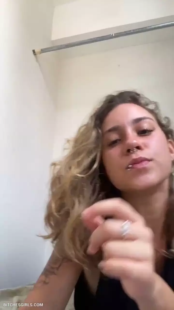 A jovem brasileira Bruna Rios exibindo sua xoxota com uma calcinha transparente