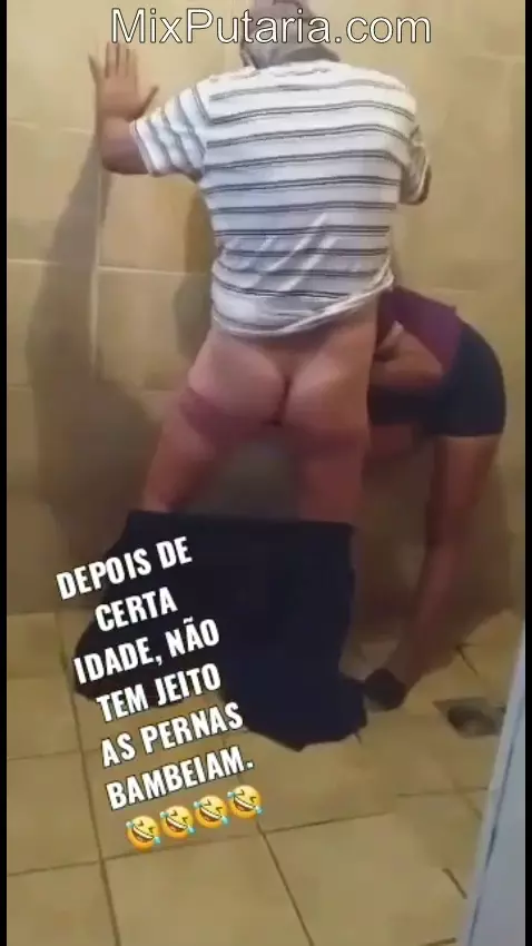 Vizinho mais experiente dando uma treinada no bundão da vizinha