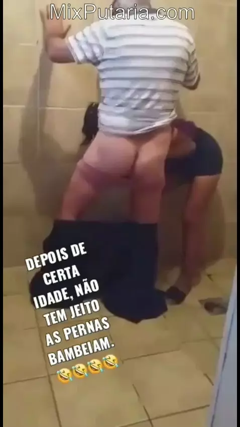 Vizinho mais experiente dando uma treinada no bundão da vizinha