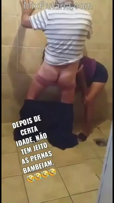 Vizinho mais experiente se relacionando intimamente com moradora da casa ao lado