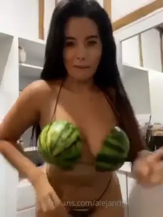 Alejandra Quiroz arrasando com seu biquíni cavado realçando seu belo bumbum