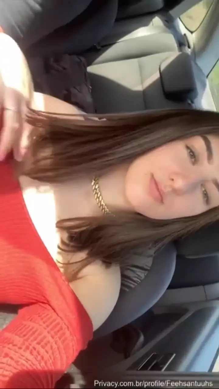 Feeh Santuuhs do Onlyfans dando uma apertadinha nas teta no carro