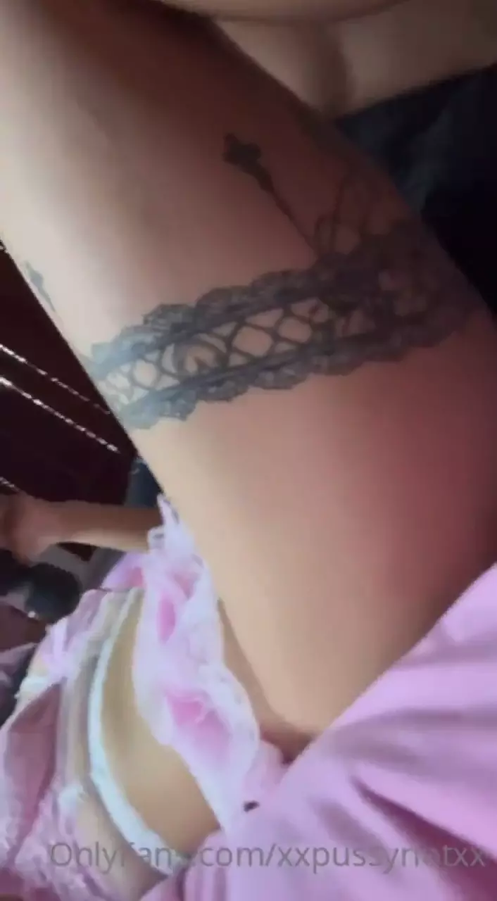 Xxpussyriotxx se divertindo ao se masturbar com um vibrador na sua intimidade