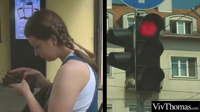 Coroa deliciosa fazendo um boquete na sua sobrinha gostosa dentro do carro